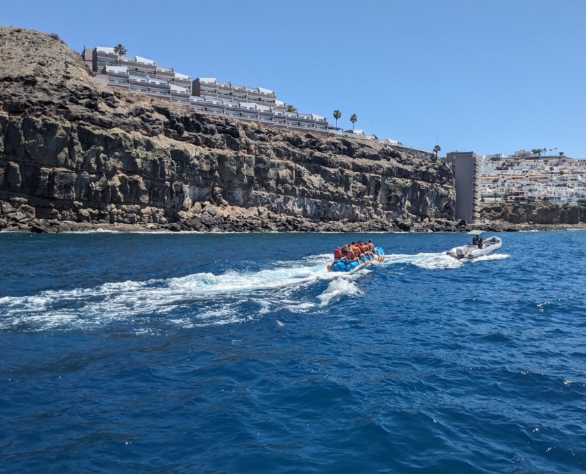 Banana boat su acque cristalline a Gran Canaria, esperienza di team building aziendale per divertirsi durante il retreat